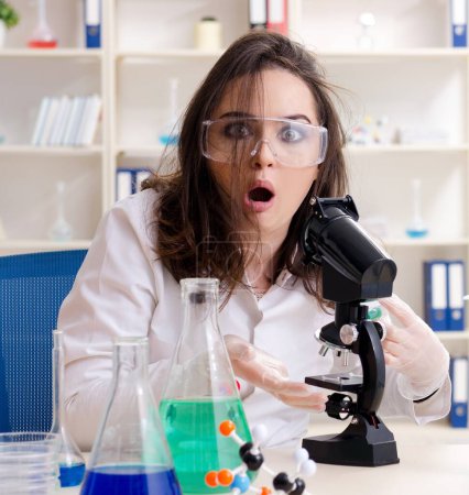 Foto de La graciosa química femenina que trabaja en el laboratorio - Imagen libre de derechos