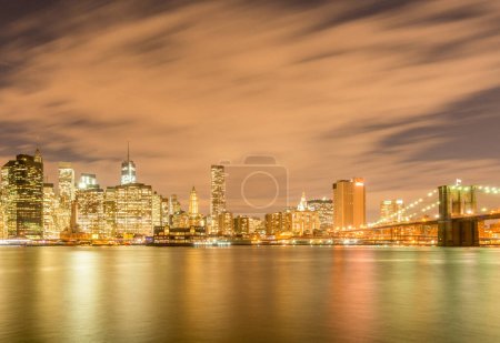 Téléchargez les photos : La vue de nuit du manhattan et du pont de Brooklyn - en image libre de droit