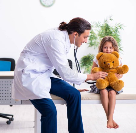 Téléchargez les photos : Le jeune médecin pédiatre avec petite fille - en image libre de droit