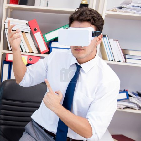 Téléchargez les photos : Employé regardant un film sur vr lunettes de réalité virtuelle - en image libre de droit