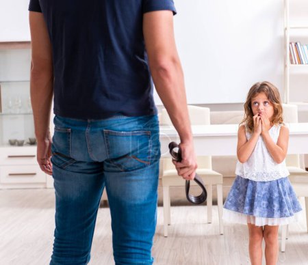Téléchargez les photos : Le père en colère punissant sa fille - en image libre de droit