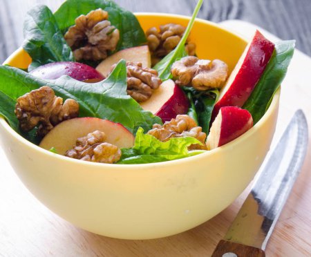 Téléchargez les photos : La salade d'épinards aux noix et pommes servie sur la table - en image libre de droit
