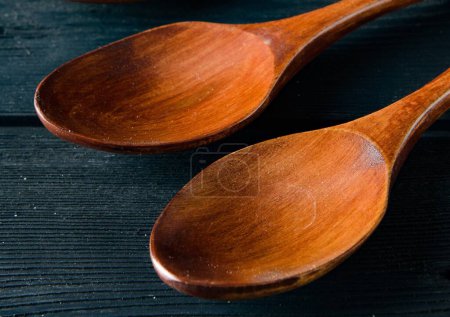 Foto de Las cucharas de madera dispuestas en la mesa - Imagen libre de derechos