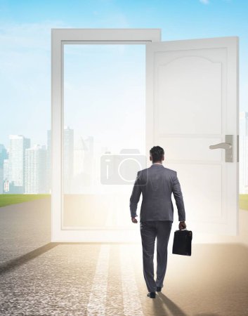 Téléchargez les photos : L'homme d'affaires devant la porte dans le concept d'opportunités d'affaires - en image libre de droit