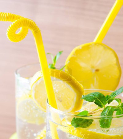 Foto de Vasos de mojito con limón y paja para beber - Imagen libre de derechos