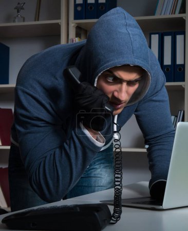 Téléchargez les photos : Le jeune pirate piratage informatique la nuit - en image libre de droit