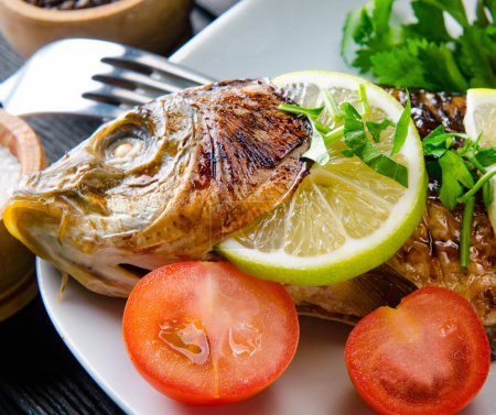 Téléchargez les photos : Le poisson frit servi dans l'assiette - en image libre de droit