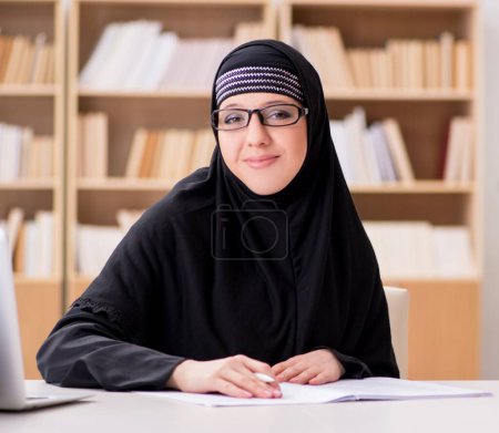 Téléchargez les photos : La fille musulmane en hijab étudie la préparation aux examens - en image libre de droit