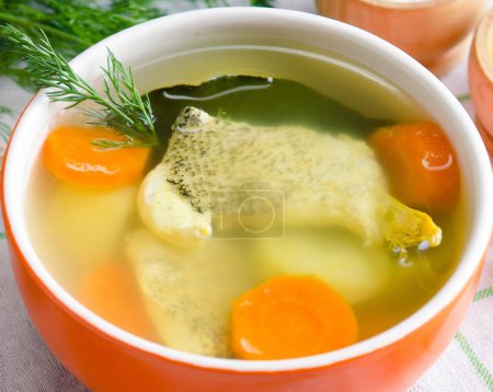 Foto de La sopa de pescado servida sobre la mesa en plato - Imagen libre de derechos