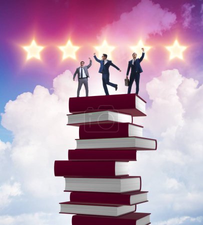 Foto de El concepto de educación empresarial con hombres de negocios y libros - Imagen libre de derechos