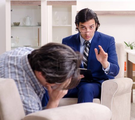 Foto de Paciente masculino joven discutiendo con psicólogo problemas personales - Imagen libre de derechos