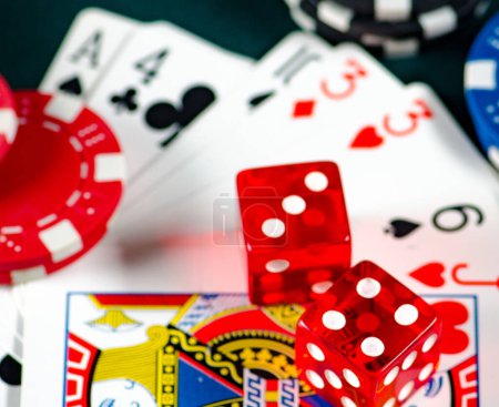 Téléchargez les photos : Chips et cartes sur la table de casino - en image libre de droit