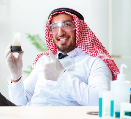 Téléchargez les photos : Le chimiste arabe qui travaille au labo. - en image libre de droit