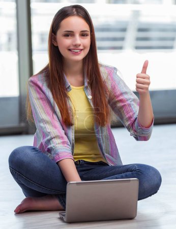 Téléchargez les photos : La jeune fille surfer sur Internet sur ordinateur portable - en image libre de droit