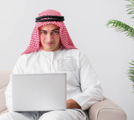Téléchargez les photos : Le jeune homme d'affaires arabe dans le concept d'entreprise - en image libre de droit