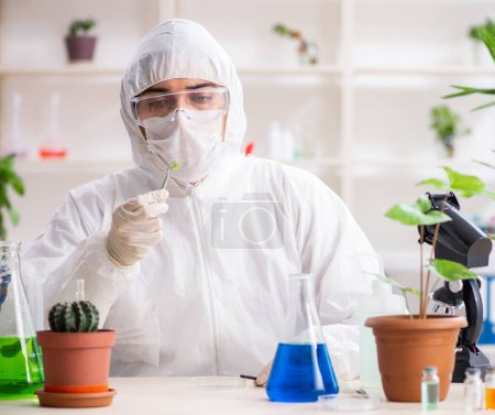 Téléchargez les photos : Le chimiste biotechnologique travaillant en laboratoire - en image libre de droit