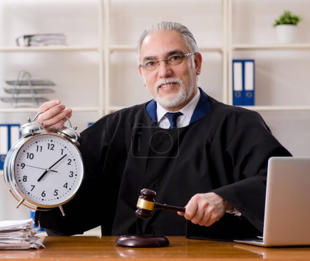 Foto de El anciano abogado que trabaja en el juzgado - Imagen libre de derechos