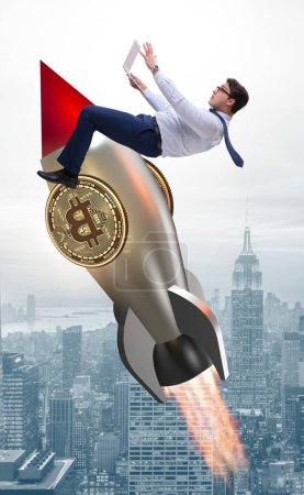 Téléchargez les photos : L'homme d'affaires volant sur fusée dans Bitcoin concept de hausse des prix - en image libre de droit