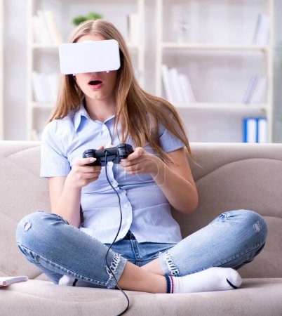 Téléchargez les photos : La jeune fille jouant à des jeux de réalité virtuelle - en image libre de droit