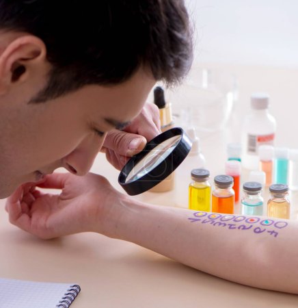 Foto de El médico que examina la reacción alérgica del paciente en el hospital - Imagen libre de derechos