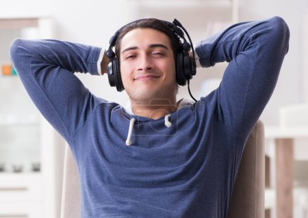 Foto de El joven escuchando música en casa - Imagen libre de derechos