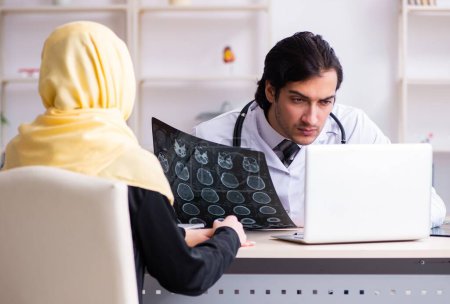 Téléchargez les photos : La patiente arabe visitant le médecin masculin - en image libre de droit
