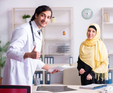 Téléchargez les photos : La patiente arabe en visite chez le médecin masculin - en image libre de droit
