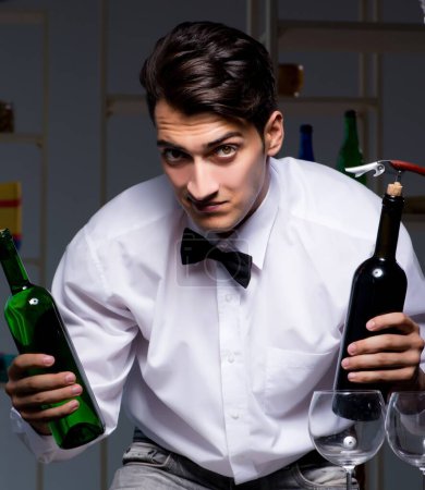 Téléchargez les photos : Sommelier professionnel dégustation de vin au restaurant - en image libre de droit