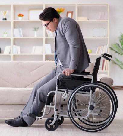 Téléchargez les photos : Homme d'affaires handicapé en fauteuil roulant travaillant à domicile - en image libre de droit