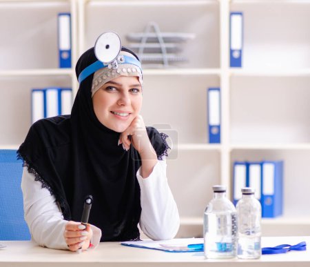Der junge Arzt im Hidschab arbeitet in der Klinik