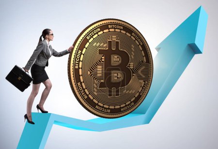 Foto de Empresaria empujando bitcoin en concepto blockchain criptomoneda - Imagen libre de derechos