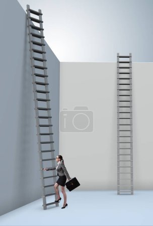 Téléchargez les photos : La femme d'affaires monte une échelle pour échapper aux problèmes - en image libre de droit