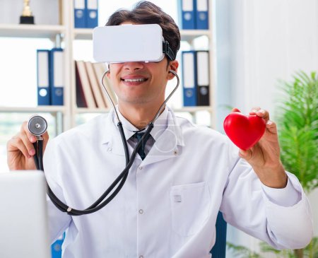 Téléchargez les photos : Le médecin travaillant avec des lunettes de réalité virtuelle vr - en image libre de droit