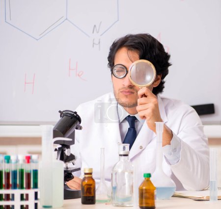 Foto de El joven químico gracioso frente a la pizarra blanca - Imagen libre de derechos