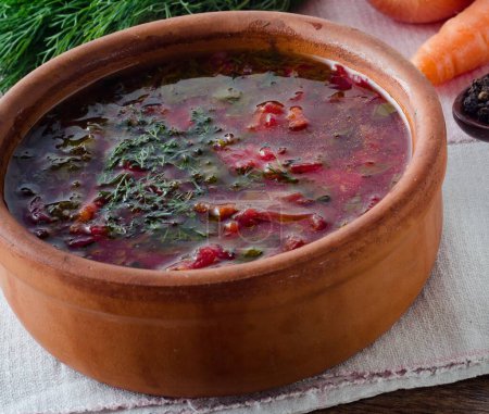 Foto de El tazón de sopa tradicional borscht en la mesa - Imagen libre de derechos