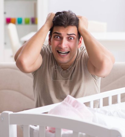 Téléchargez les photos : Le jeune père papa frustré de pleurer bébé - en image libre de droit