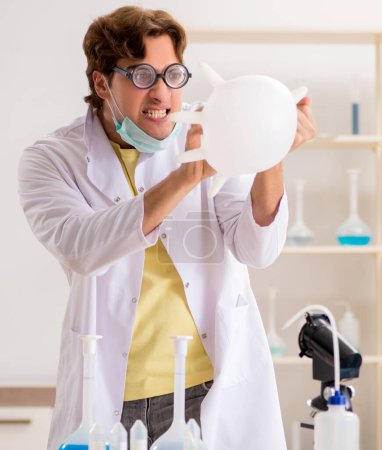 Foto de El químico loco divertido haciendo experimentos y pruebas - Imagen libre de derechos