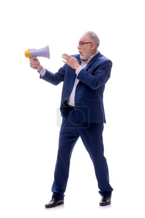 Téléchargez les photos : Vieux patron masculin tenant mégaphone isolé sur blanc - en image libre de droit