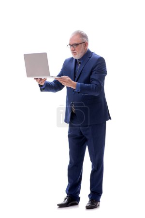 Foto de Hombre de negocios envejecido sosteniendo portátil aislado en blanco - Imagen libre de derechos