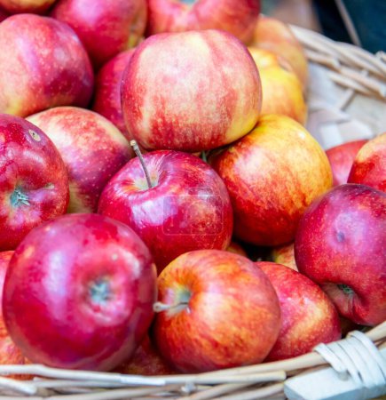 Téléchargez les photos : Les pommes au stand du marché - en image libre de droit