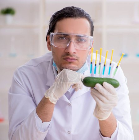 Foto de El experto en nutrición masculina probando productos alimenticios en laboratorio - Imagen libre de derechos