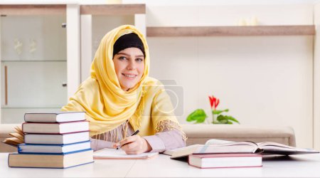 Téléchargez les photos : L'étudiante en hijab se prépare pour les examens - en image libre de droit