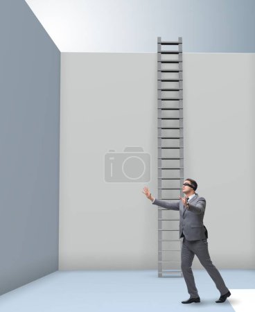 Téléchargez les photos : L'homme d'affaires monte une échelle pour échapper aux problèmes - en image libre de droit