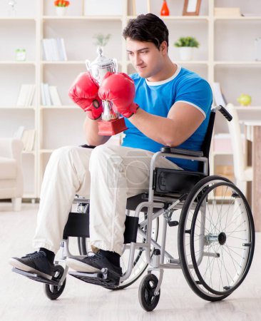 Téléchargez les photos : Le boxeur handicapé en fauteuil roulant se remet d'une blessure - en image libre de droit