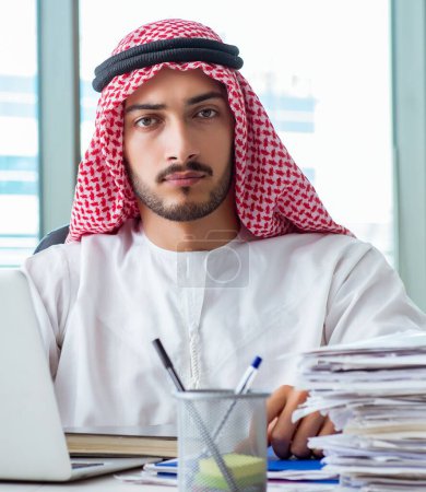 Téléchargez les photos : Homme d'affaires arabe travaillant dans le bureau - en image libre de droit