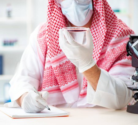 Téléchargez les photos : Le médecin arabe chimiste étudiant le nouveau virus en laboratoire - en image libre de droit