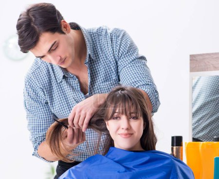 Téléchargez les photos : Homme homme coiffeur faisant coupe de cheveux pour femme - en image libre de droit