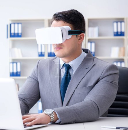 Foto de Hombre de negocios con gafas de realidad virtual en concepto de tecnología moderna - Imagen libre de derechos