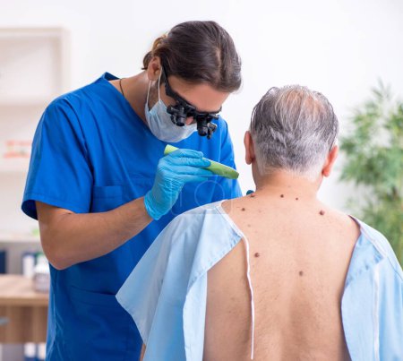 Téléchargez les photos : Vieil homme visitant le médecin dermatologue masculin - en image libre de droit