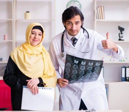 Téléchargez les photos : La patiente arabe en visite chez le médecin masculin - en image libre de droit